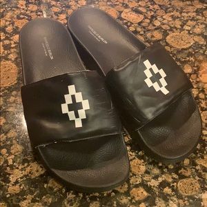 Marcelo Burlon black logo leather slides